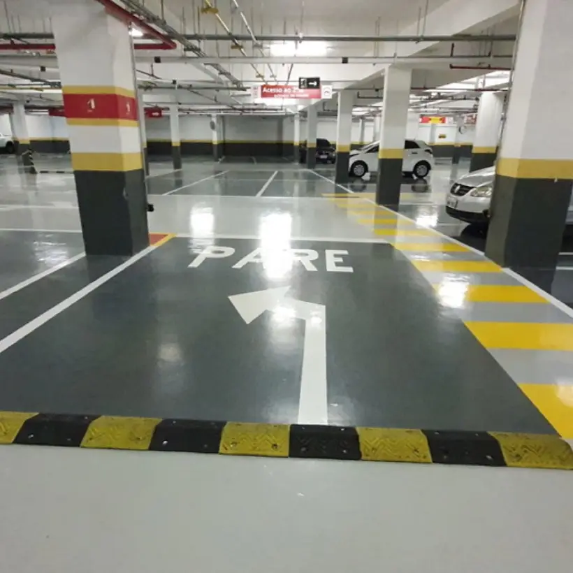 Piso epóxi aplicado em estacionamento